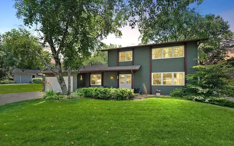 1064 Sprucewood Dr, Woodbury, MN 55125