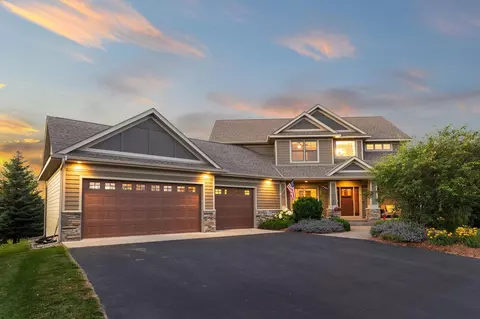 1899 White Oak Dr, Chaska, MN 55318