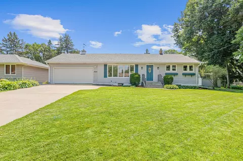 1456 Burke Ave W, Roseville, MN 55113