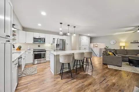1934 Hythe St, Roseville, MN 55113