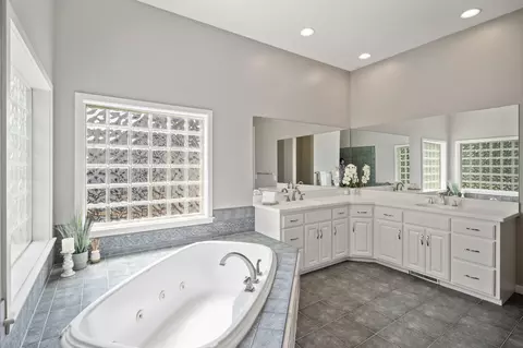 Bath - 6998 Kenmare Dr, Bloomington, MN 55438 photo 2 of 8