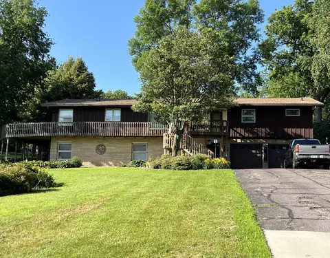 806 Highland Rd, Windom, MN 56101