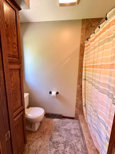 Bath - 1201 Morningside Cir, Marshall, MN 56258 photo 4 of 7