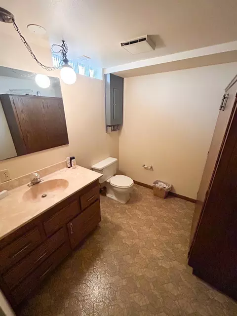 Bath - 428 16th St, Windom, MN 56101 photo 2 of 2