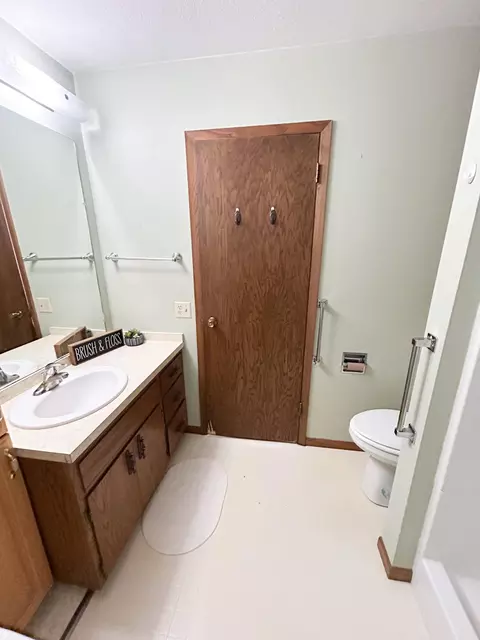 Bath - 428 16th St, Windom, MN 56101 photo 1 of 2