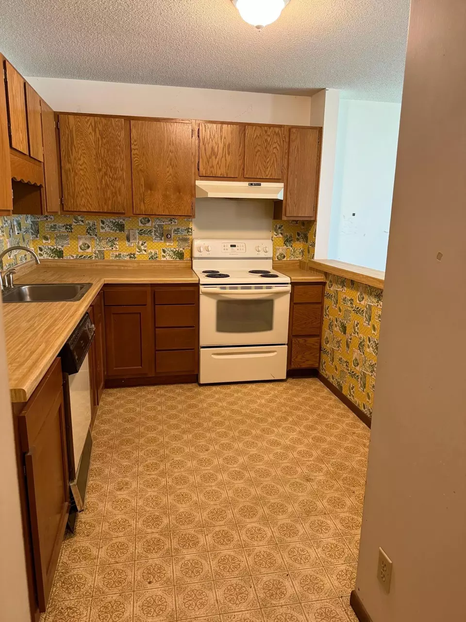 Kitchen - 4020 E 52nd St #104, Minneapolis, MN 55417 photo 1 of 2