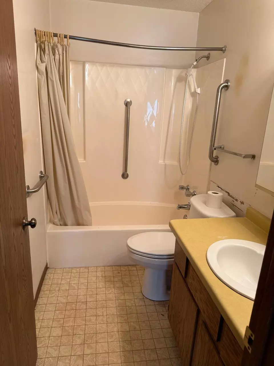 Bath - 4020 E 52nd St #104, Minneapolis, MN 55417 photo 1 of 1
