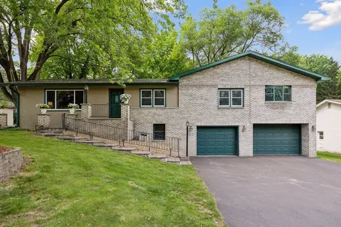 2917 Troseth Rd, Roseville, MN 55113