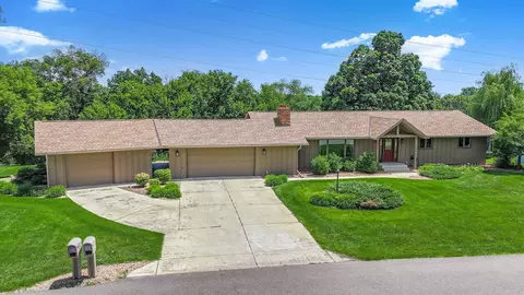 2710 Pioneer Ln, Saint Cloud, MN 56301