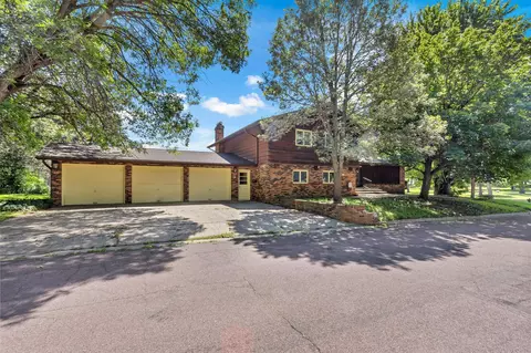 620 1st St E, Tracy, MN 56175