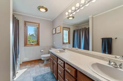 Bath - 430 Hartley Pl, Duluth, MN 55803 photo 3 of 4