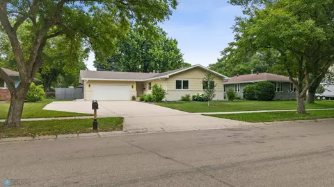14 35th Ave NE, Fargo, ND 58102