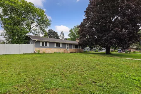 8485 Winnetka Heights Dr, Golden Valley, MN 55427