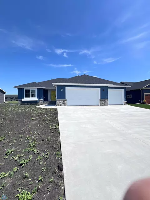 4866 39th St S, Fargo, ND 58104