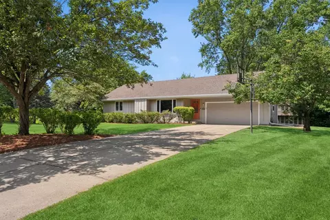2801 Black Oaks Ln N, Plymouth, MN 55447