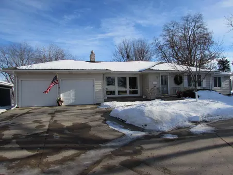 1317 Beach Pl, Fairmont, MN 56031