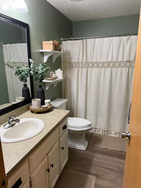 Bath - 28264 Par Dr, Zimmerman, MN 55398 photo 1 of 2