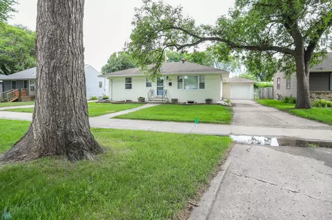 414 21st Ave N, Fargo, ND 58102