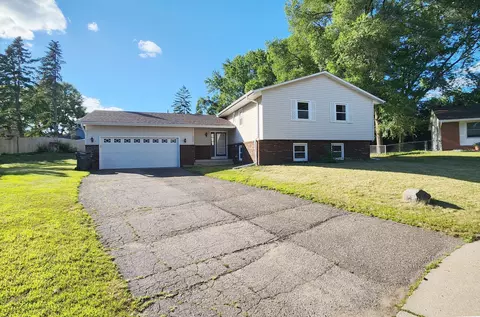 2825 Hilltop Ct, North Saint Paul, MN 55109