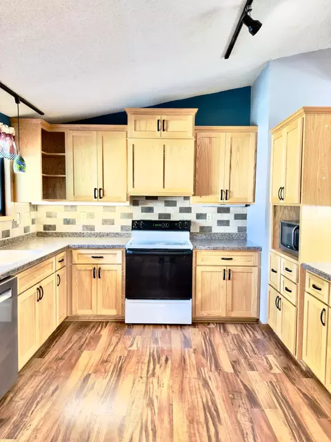 Kitchen - 2001 25th St SW, Willmar, MN 56201 photo 3 of 6