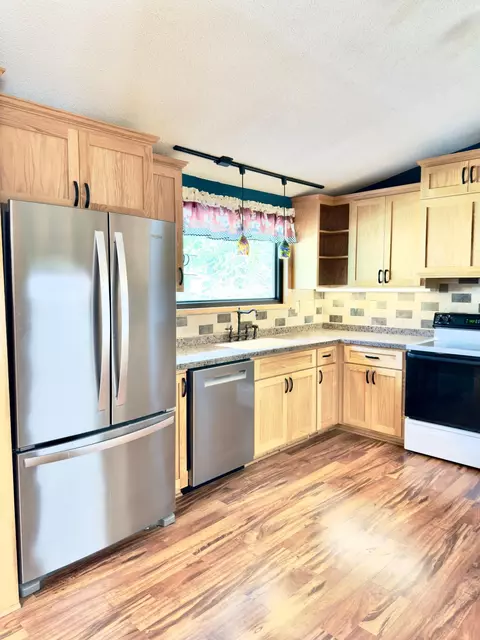 Kitchen - 2001 25th St SW, Willmar, MN 56201 photo 4 of 6