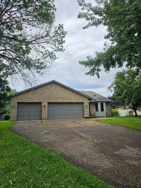 1199 Sunrise Dr, Woodbury, MN 55125
