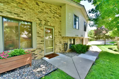 1945 Kingsview Ln N, Plymouth, MN 55447