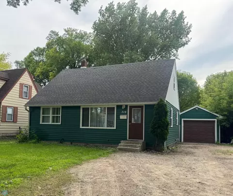 319 13th St N, Moorhead, MN 56560