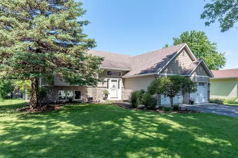 2045 Roberta Dr, North Mankato, MN 56003