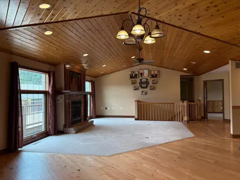 Living - 53030 254th Ave, Plainview, MN 55964 photo 3 of 13