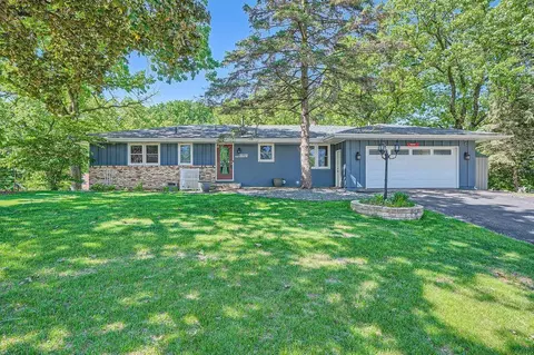 10150 Oak Shore Dr, Lakeville, MN 55044