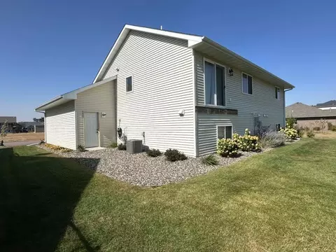 Exterior - 2007 Pratt Cir, Saint Peter, MN 56082 photo 3 of 3