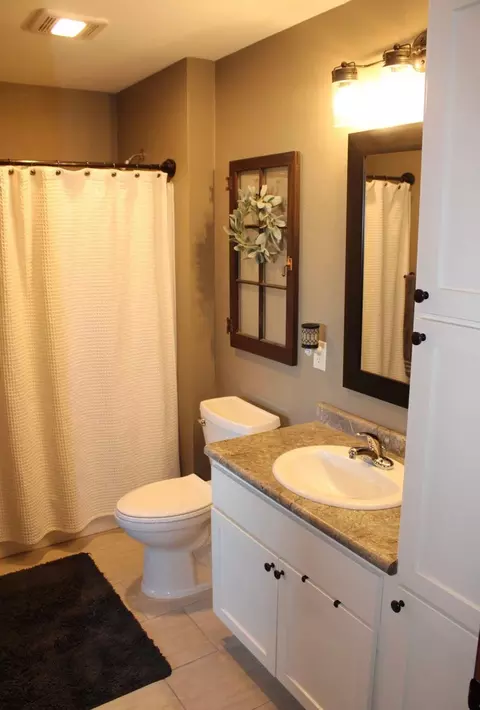Bath - 2007 Pratt Cir, Saint Peter, MN 56082 photo 1 of 2
