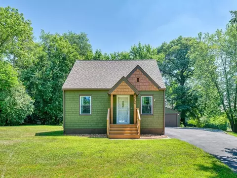 2254 Western Ave N, Roseville, MN 55113