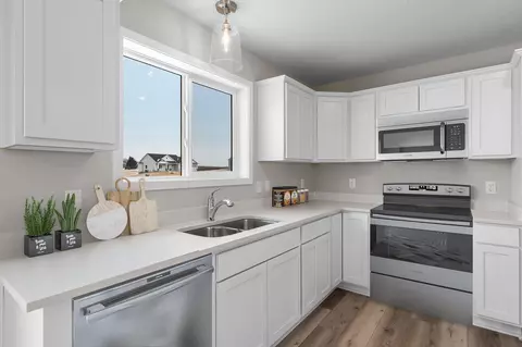 Kitchen - 2150 Violet Ln, Faribault, MN 55021 photo 3 of 5