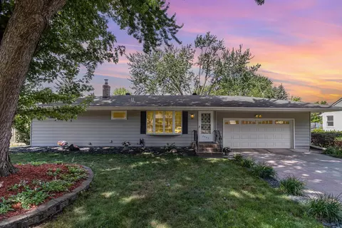 2927 Marion St, Roseville, MN 55113