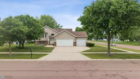 2803 33rd St S, Fargo, ND 58103