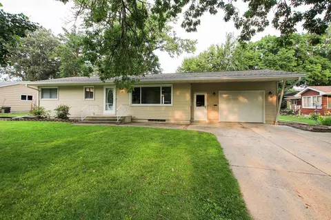 415 Fischer St SW, Hutchinson, MN 55350