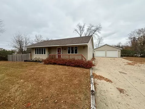498 Agnes St, Spicer, MN 56288