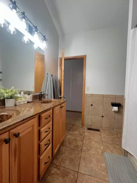 Bath - 2210 9th Ave SE, Willmar, MN 56201 photo 3 of 5
