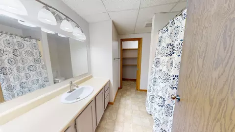 Bath - 2210 9th Ave SE, Willmar, MN 56201 photo 4 of 5