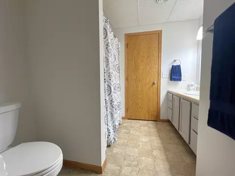 Bath - 2210 9th Ave SE, Willmar, MN 56201 photo 5 of 5