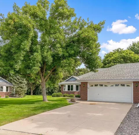 7085 24th St N, Oakdale, MN 55128
