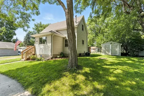 409 1st St E, Chaska, MN 55318 photo 2