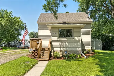 409 1st St E, Chaska, MN 55318