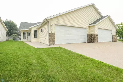 3372 38th St S, Moorhead, MN 56560