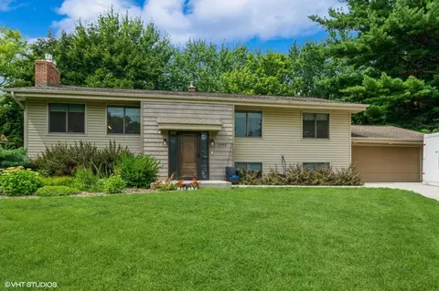 2775 Iona Cir, Roseville, MN 55113