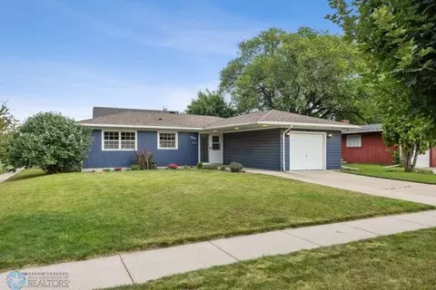 1629 10th St S, Fargo, ND 58103