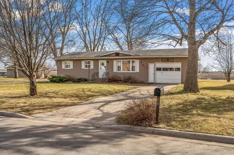 90 10th St SE, Wells, MN 56097