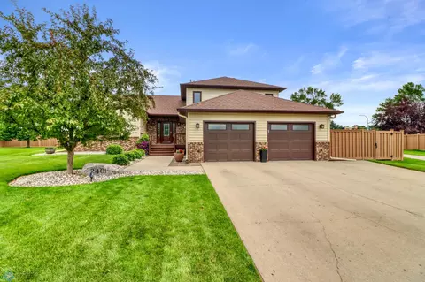 2401 Victoria Rose Dr S, Fargo, ND 58104